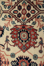 Load image into Gallery viewer, Sultanabad 551x297cm